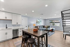TV, offices - 541 SeaClusion Cottage| Pool&Spa | 5 Blox to Beach (Naples)