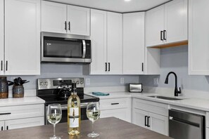 Private kitchen - 541 SeaClusion Cottage| Pool&Spa | 5 Blox to Beach (Naples)
