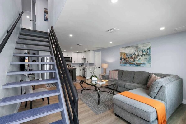 TV, offices - 541 SeaClusion Cottage| Pool&Spa | 5 Blox to Beach (Naples)