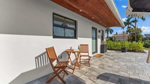 Outdoor dining - The Ocean @ Naples Boutique (Naples)