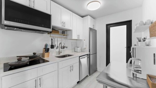 Fridge, microwave, oven, stovetop - The Ocean @ Naples Boutique (Naples)