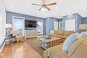 TV, books, offices - OIB Chillin- Ocean Isle Beach (Ocean Isle Beach)