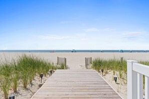 På stranden