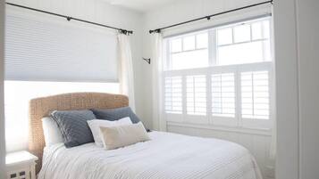 2 bedrooms, desk, iron/ironing board, WiFi