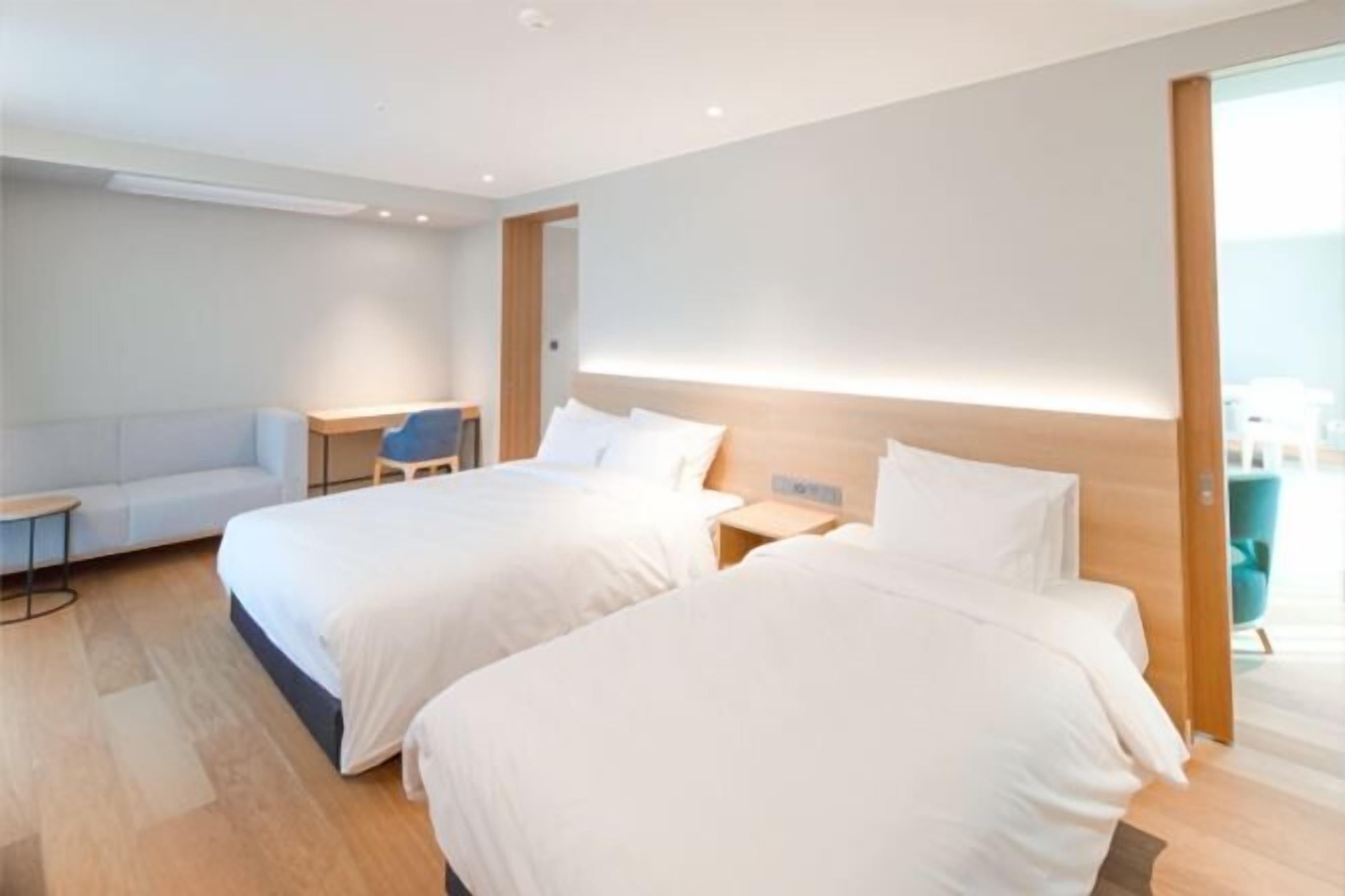 Duntäcken, värdeförvaringsskåp på rummet och skrivbord