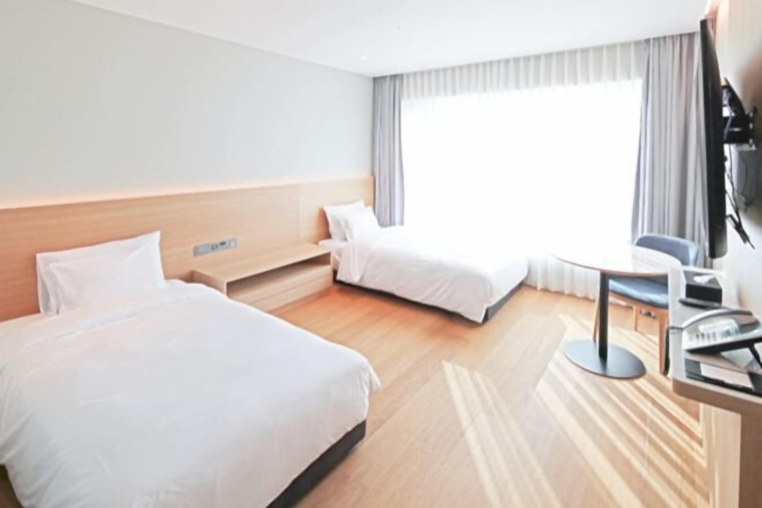 Duntäcken, värdeförvaringsskåp på rummet och skrivbord