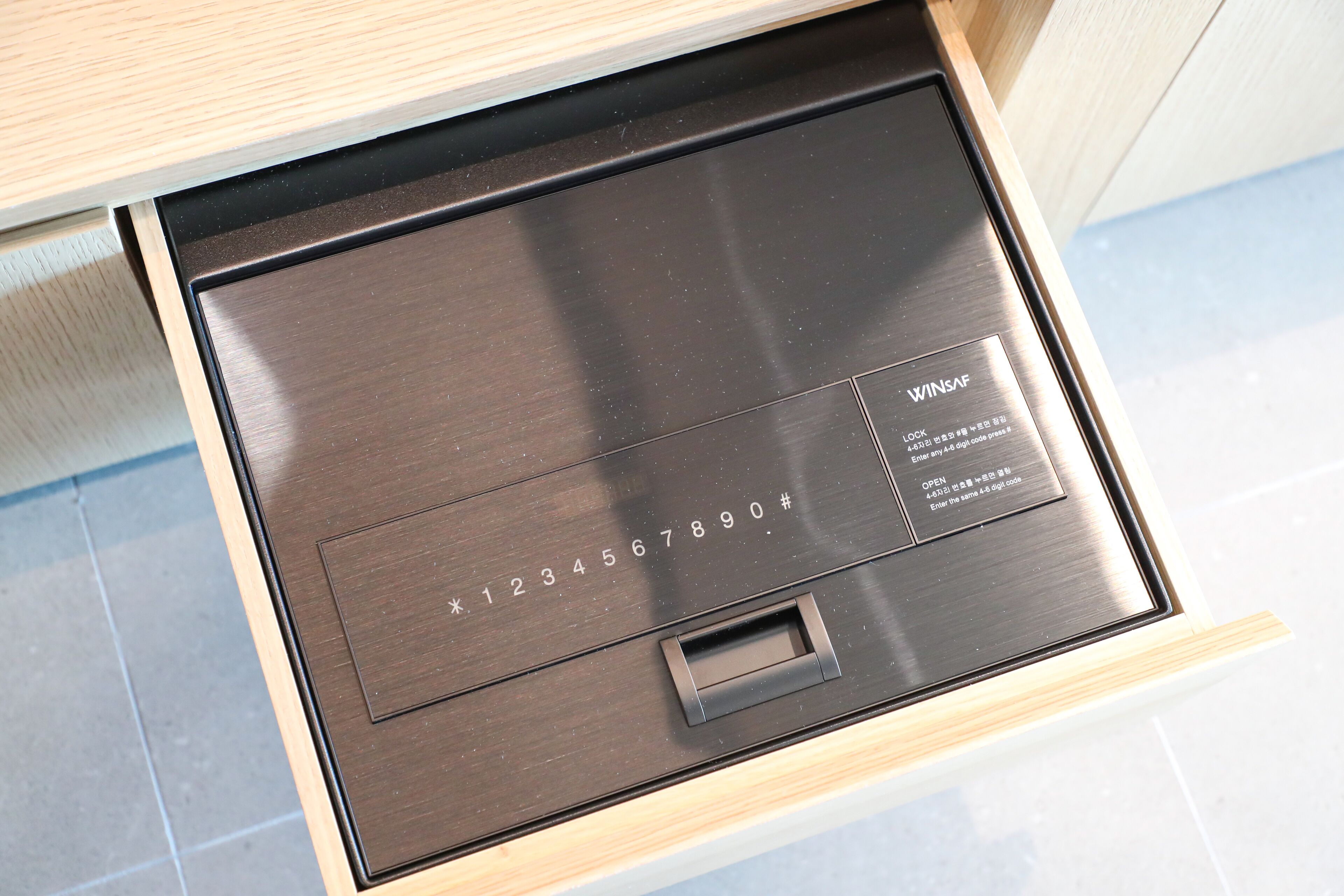 Un cajón con interior metálico y exterior de madera.