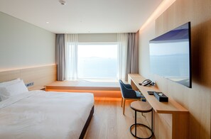 Habitación doble estándar, vista al mar | Edredón, caja de seguridad en la habitación y escritorio 