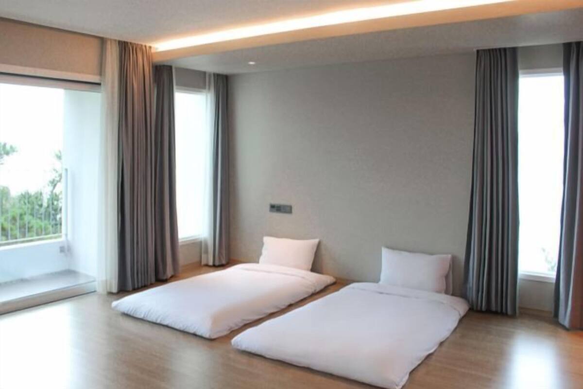 Duntäcken, värdeförvaringsskåp på rummet och skrivbord