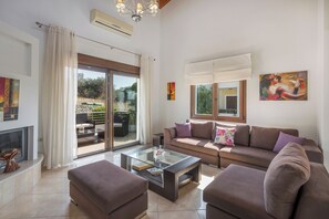 Familie villa, 6 slaapkamers, privézwembad, uitzicht op tuin | Woonruimte | Flatscreentelevisie