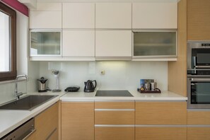 Familie villa, 6 slaapkamers, privézwembad, uitzicht op tuin | Privékeuken | Een waterkoker, een kinderstoel