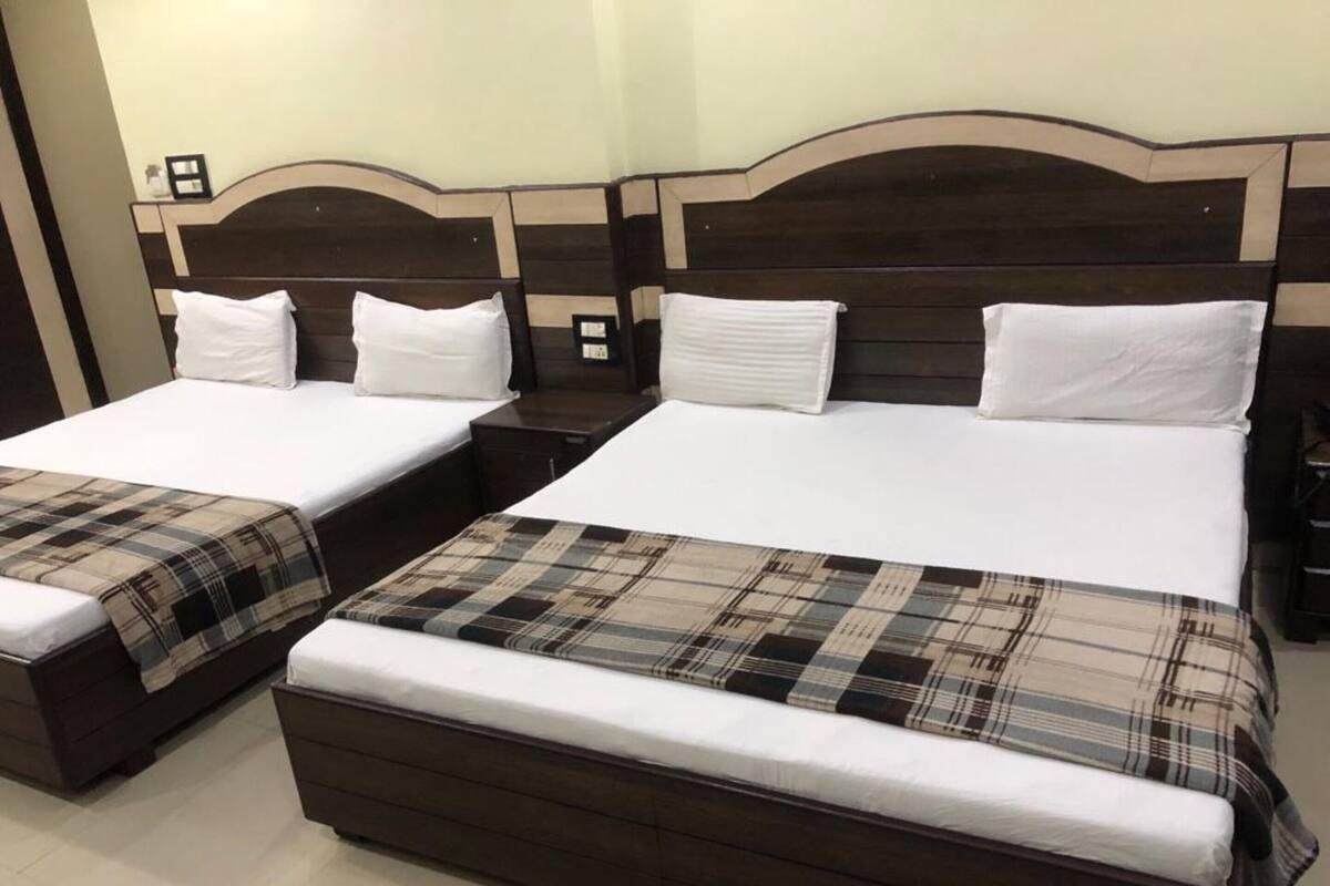 Habitación cuádruple Deluxe, vista a la ciudad | Wifi gratis y ropa de cama