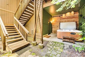 Indoor spa tub - Charming 3BR with Hot Tub, Balcony & Wood Stove (Guerneville)