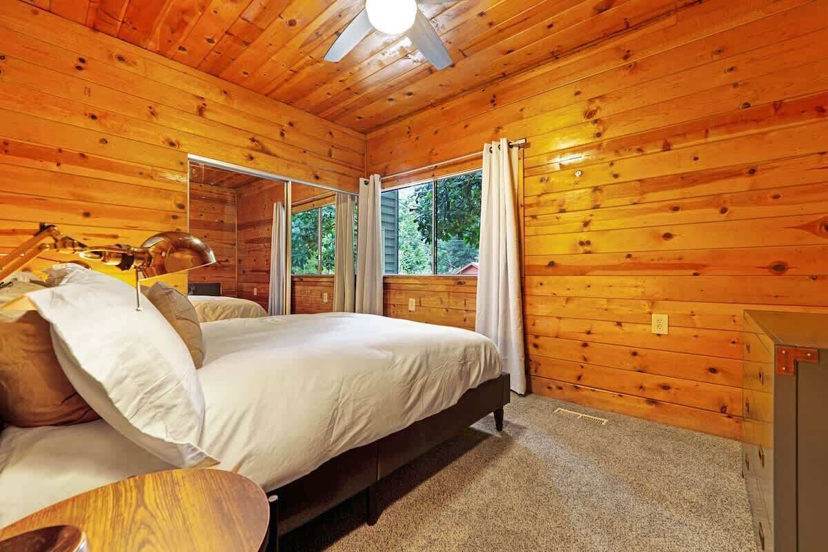 3 室のベッドルーム、デスク、アイロン / アイロン台、旅行用ベビーベッド