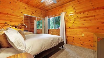 3 slaapkamers, een bureau, een strijkplank/strijkijzer, reisbedje