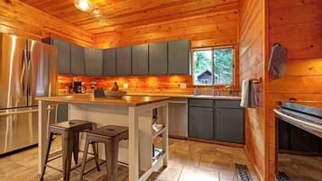 Kylskåp, mikrovågsugn, ugn och spishäll