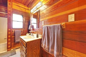 Shower, hair dryer, towels - Charming 3BR with Hot Tub, Balcony & Wood Stove (Guerneville)