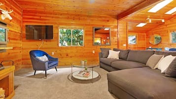 Een televisie, een open haard, boeken en een kantoor