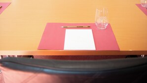 A conference room with a long table, chairs, a projector, and a screen. - Zu den drei Kronen (Seligenstadt)
