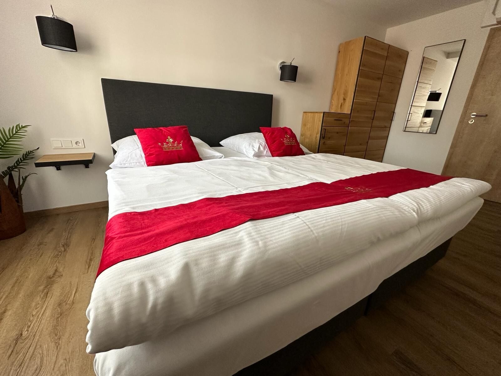 Quarto casal conforto | Escrivaninha, espaço de trabalho para notebook, Wi-Fi de cortesia