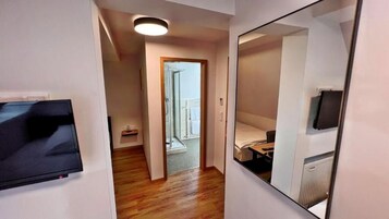 Escritorio, espacio para trabajar con un portátil, wifi gratis