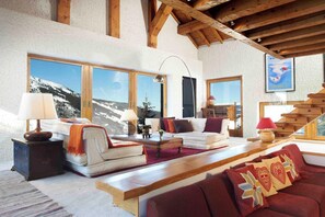 Smart TV, fireplace - Stunning Chalet with incredible views only 3 mins from the piste. (Les Allues)