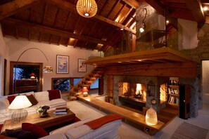 Smart TV, fireplace - Stunning Chalet with incredible views only 3 mins from the piste. (Les Allues)