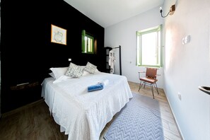 4 bedrooms, desk, iron/ironing board, bed sheets