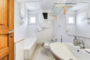 Apartment, 2 Bedrooms, Non Smoking, City View | Bathroom | Hair dryer, towels, soap, toilet paper