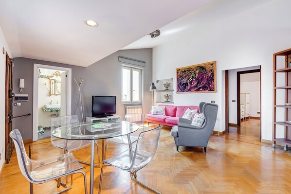 Apartment, 2 Bedrooms, Non Smoking, City View | Living area | Flat-screen TV