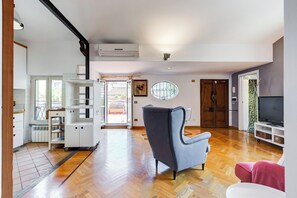 公寓, 2 間臥室, 非吸煙房, 城市景觀 | 起居區 | 平面電視