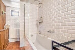Dusche, Haartrockner, HandtĂŒcher, Toilettenpapier
