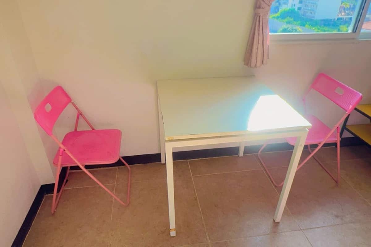 Deluxe tweepersoonskamer, balkon, uitzicht op stad | Woonruimte