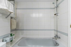 Haartrockner, Bidet, Handtücher, Seife