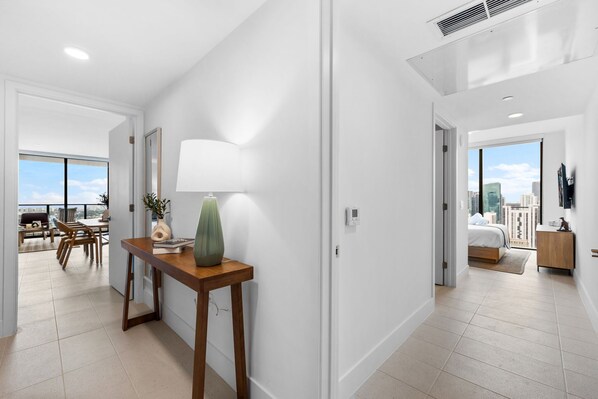 3 habitaciones, tabla de planchar con plancha, wifi y ropa de cama