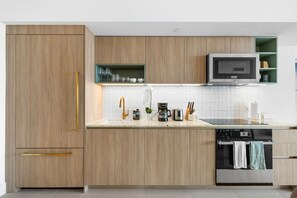 Fridge, microwave, oven, stovetop - Luxury 3BR Condo W Bay Views & Parking (Miami)