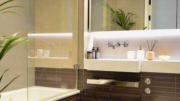 Luxury Apartment, 2 Bedrooms, Balcony | Bathroom | Hair dryer, towels, soap, shampoo