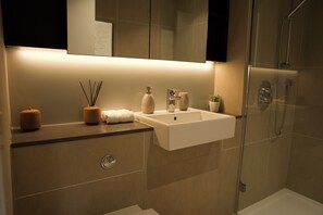 Baño | Secador de pelo, toallas, jabón y champú