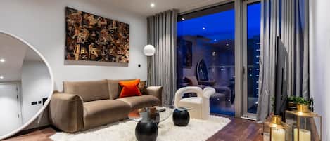 Apartamento de lujo, 2 habitaciones, balcón | Zona de estar