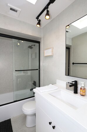 Douche, sèche-cheveux, serviettes fournies, savon