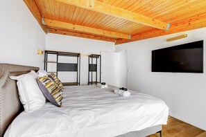 2 bedrooms, desk, iron/ironing board, WiFi