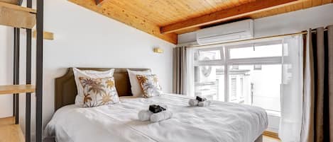 2 bedrooms, desk, iron/ironing board, WiFi