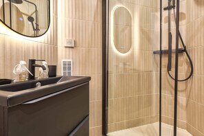 Shower, hair dryer, towels