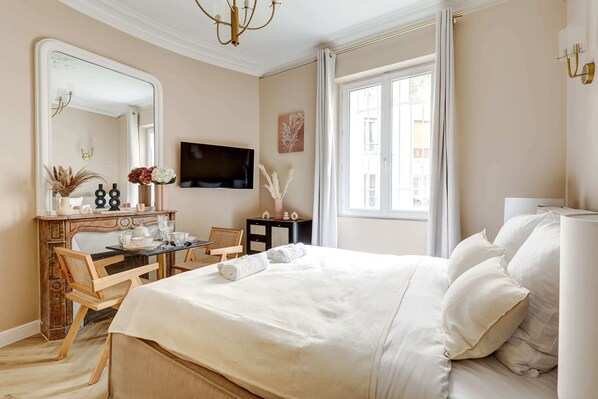 Iron/ironing board, travel crib, WiFi, bed sheets