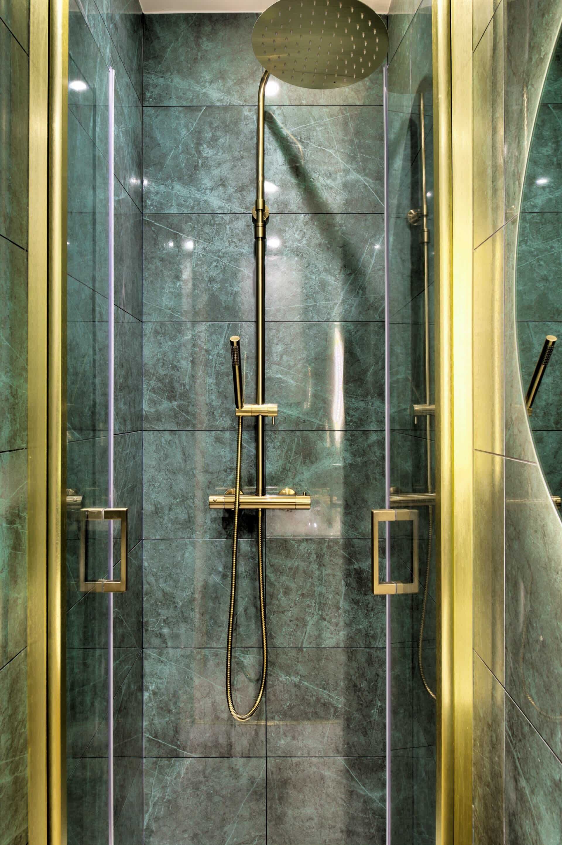 Douche, séchoir à cheveux, serviettes fournies, shampooing