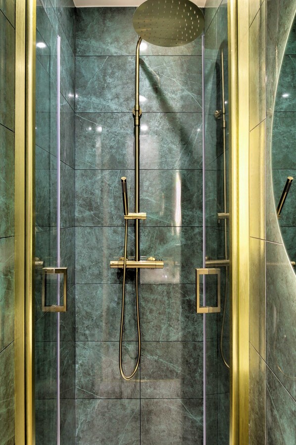 Shower, hair dryer, towels, shampoo