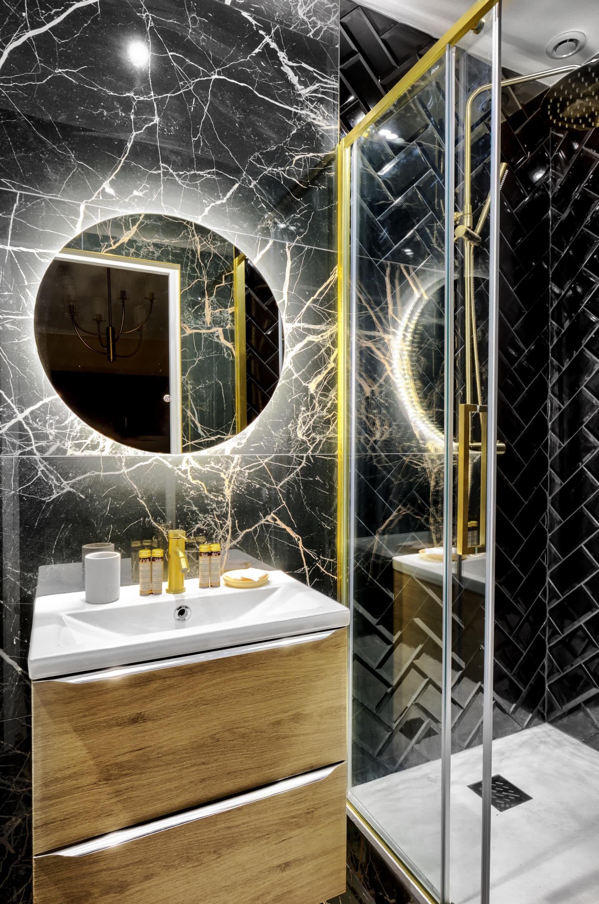 Douche, sèche-cheveux, serviettes fournies