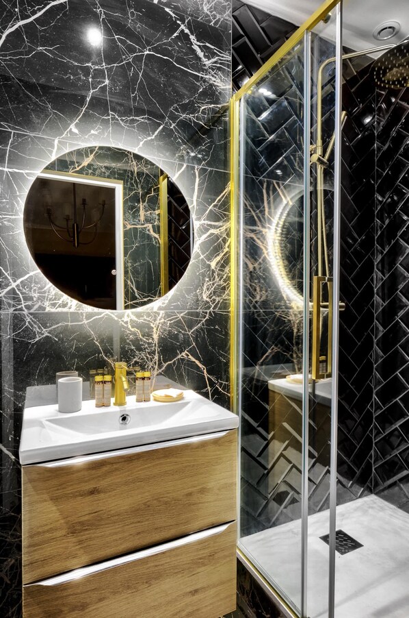 Een douche, een haardroger, handdoeken, shampoo