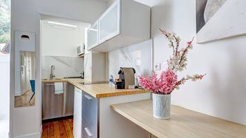 Refrigerador, microondas, placa de cocina, cafetera/tetera