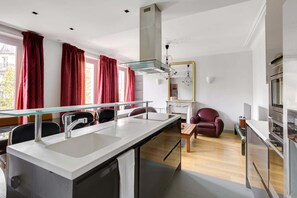 Fridge, microwave, oven, stovetop - Design & Climatisé - 2BR - Cuisine équipé (Paris)